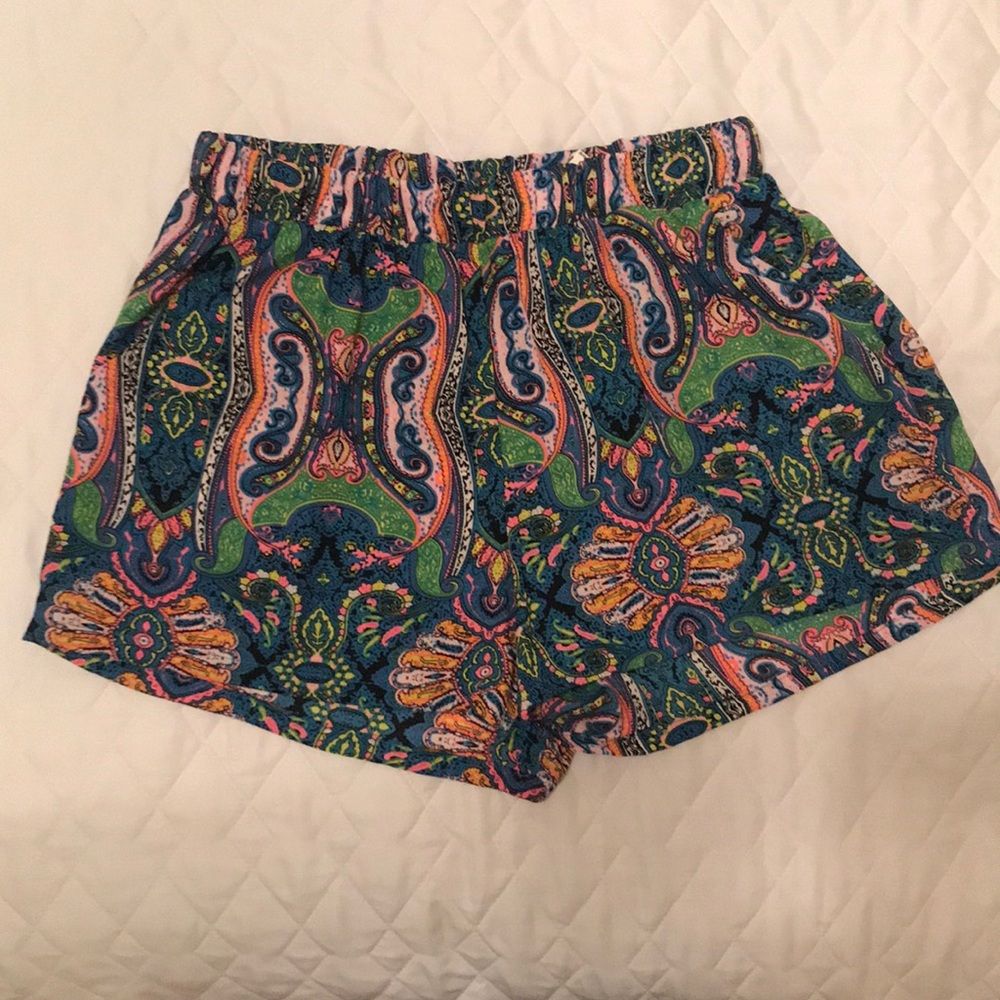 Patterned shorts with pockets size medium